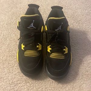 Jordan Nike 4 Retro Thunder boys size US 5Y almost brand new! Worn 3 times